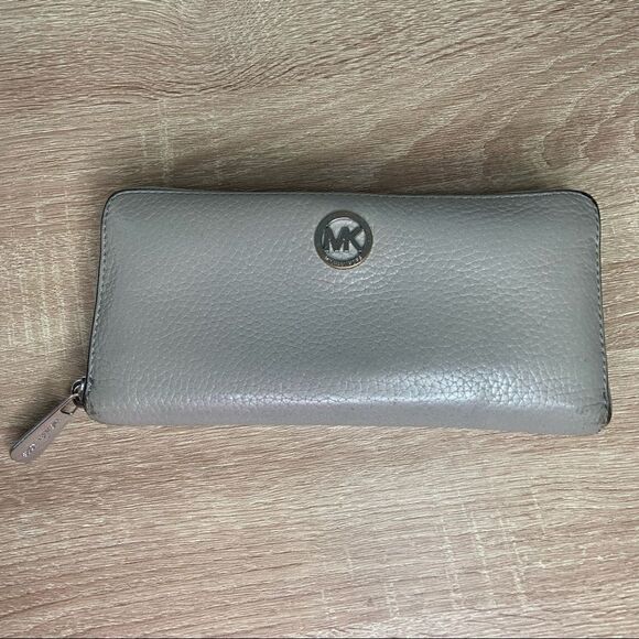 𝅺2/$30 Michael Kors Wallet - Picture 1 of 14